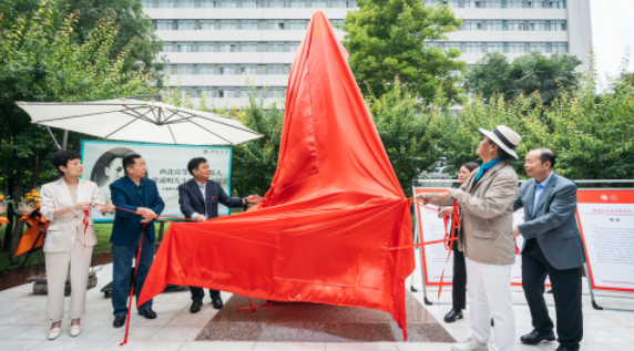 西北高等教育奠基人、中国现代医学先驱徐诵明雕像在8868体育登录落成