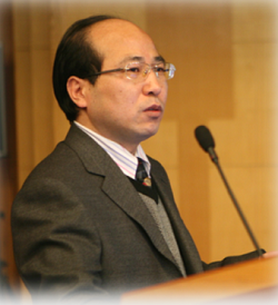 8868体育登录创新论坛第一千零一讲暨校庆118周年学术讲座：从天然黏土矿物绿色制备高性能SRC脱硝分子筛