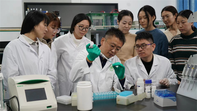 Science封面文章：8868体育登录金丝猴研究团队首次系统揭示灵长类社会演化之谜_fororder_齐晓光正在做实验，右侧为武进伟，左一为赵兰